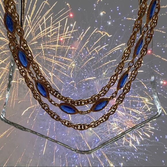 Vintage Costume Jewelry 3 Necklaces and 1 pair of clip-on earrings 4-pc Bundle - Picture 11 of 15